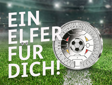 Abbildung 11 Euro Silbermünze auf Fußballrasen mit Text Ein Elfer für Dich!