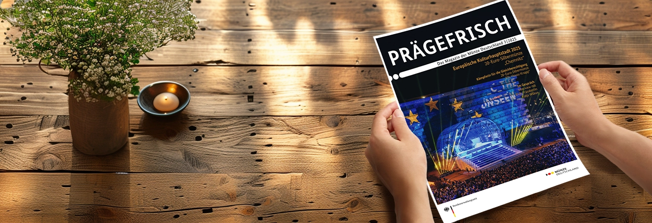 Blick aus Leser-Perspektive auf die eigenen Hände, die eine Prägefrisch-Ausgabe halten