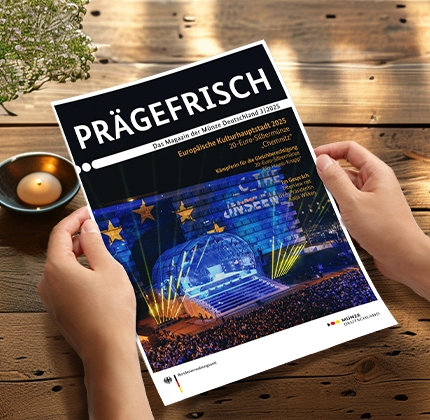 Blick aus Leser-Perspektive auf die eigenen Hände, die eine Prägefrisch-Ausgabe halten