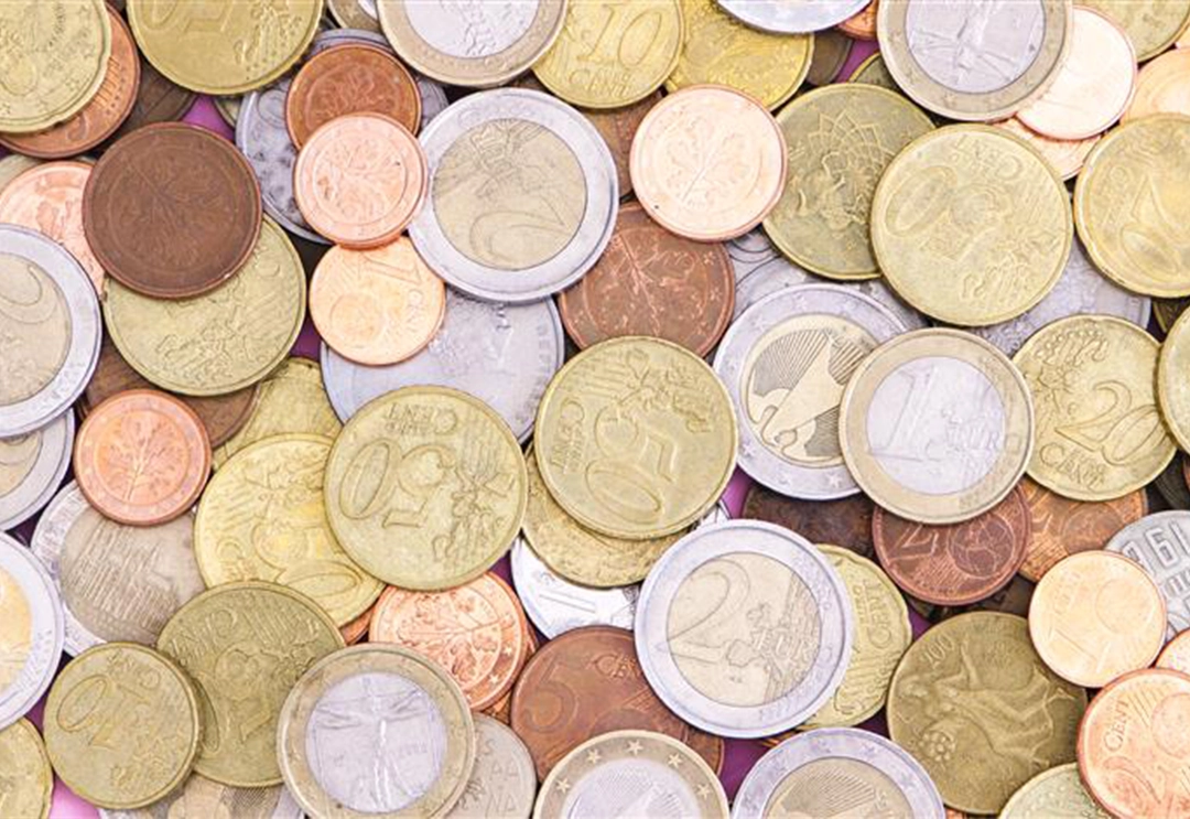 Eine von Euro- und Euro-Cent-Münzen bedeckte Fläche