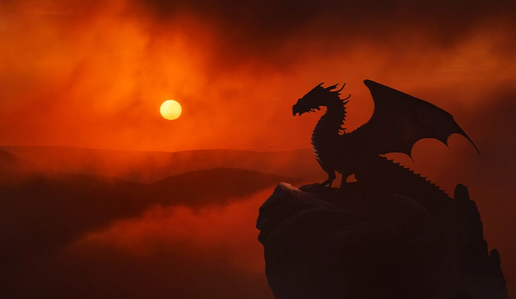 In einer mystischen Landschaft steht ein Drache Im Gegenlicht auf einem Felsen