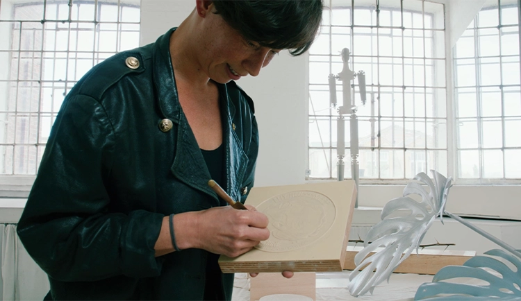 Susanne Hopmann bearbeitet in ihrem Atelier ein Gipsmodell der Elly-Heuss-Knapp-Münze