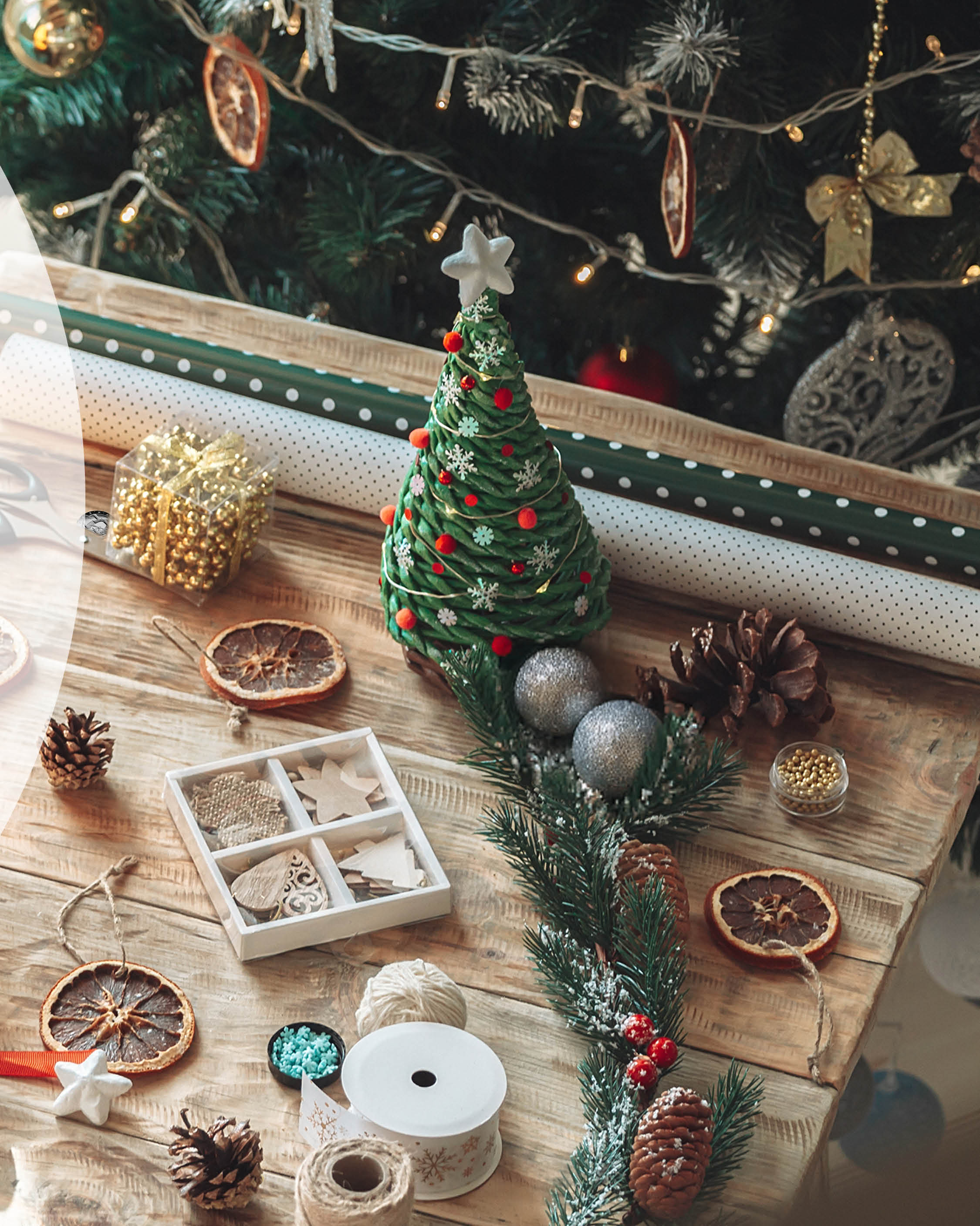 Holztisch mit verschiedenen Bastelsachen und Weihnachtsdeko