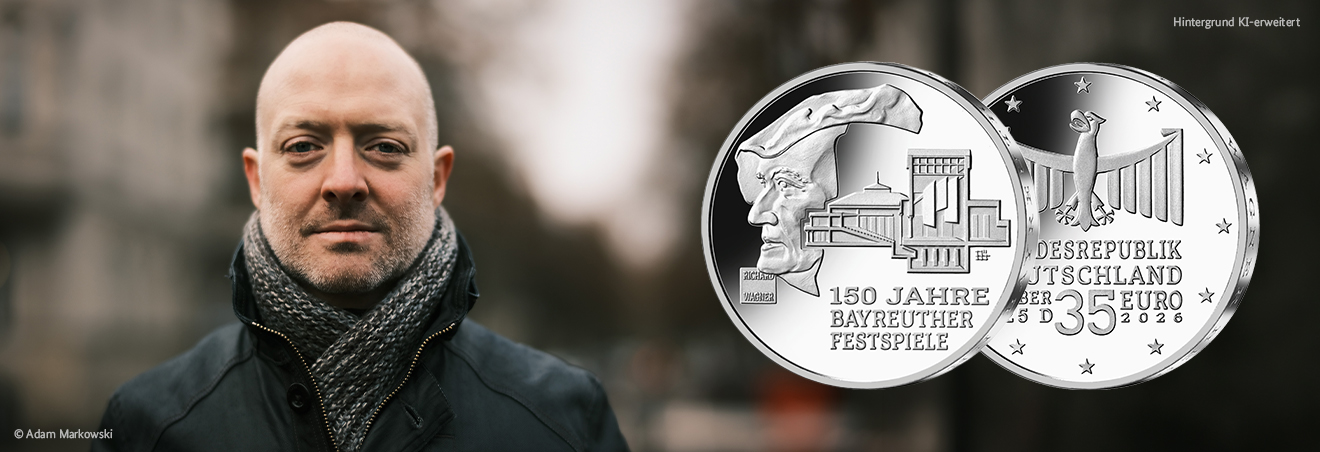 Portraitfoto des Orchestermusikers Tom Greenleaves sowie Bild- und Wertseite der 35-Euro-Silbermünze „150 Jahre Bayreuther Festspieler“