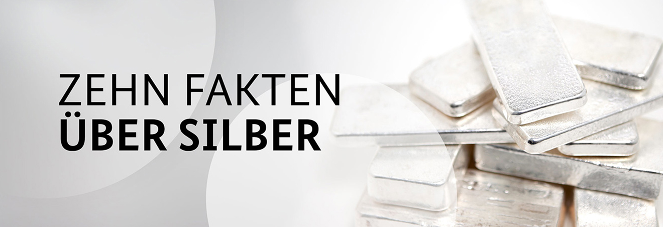 Stapel von Silberbarren mit Text "Zehn Fakten über Silber" 