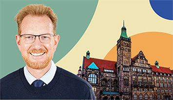 Ein Porträtfoto von Ferenc Csák, Leiter Kulturbetrieb Chemnitz, kombiniert mit dem Rathaus