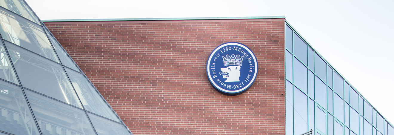 Die Münzprägestätte Berlin von außen von der gegenüberliegenden Straßenseite fotografiert.