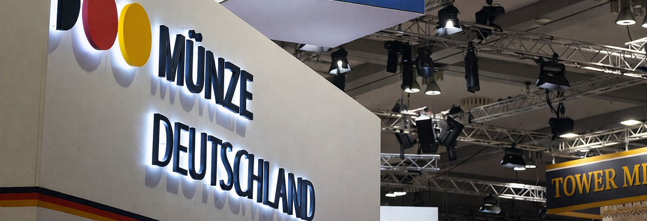 Blick in die Messehalle auf den Stand der Münze Deutschland bei der World Money Fair 2026