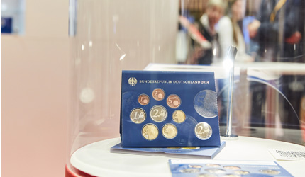 Das Kursmünzenset 2024 der Bundesrepublik Deutschland in einer Vitrine auf einer Messe