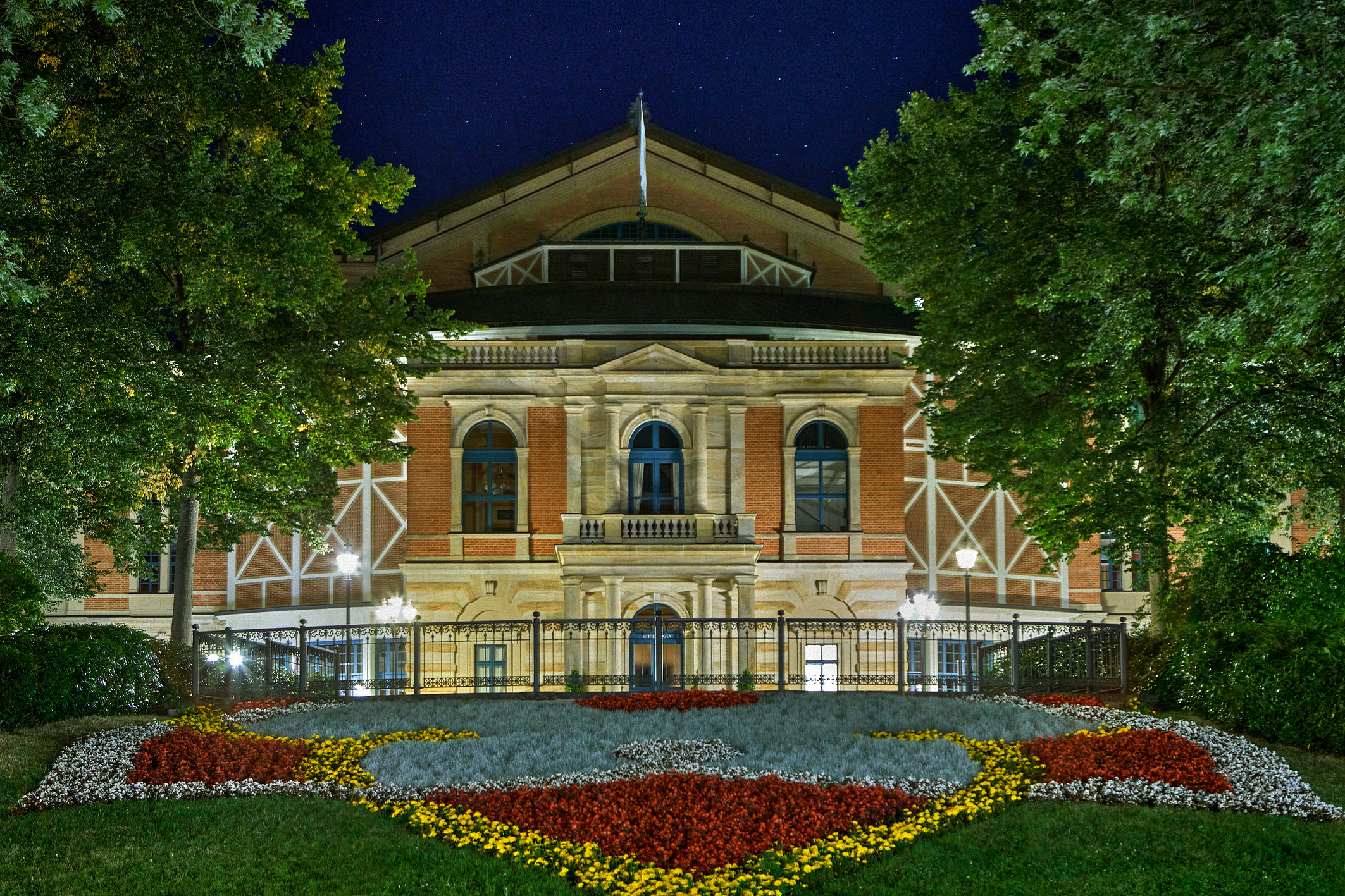 Das Bayreuther Festspielhaus ist nachts festlich illuminiert © Enrico Nawrath