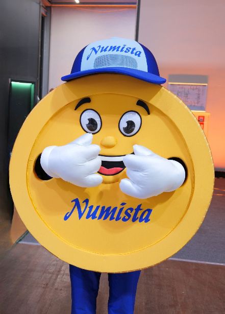 Münze mit Hand und Fuß – ein Walking Act auf der World Money Fair