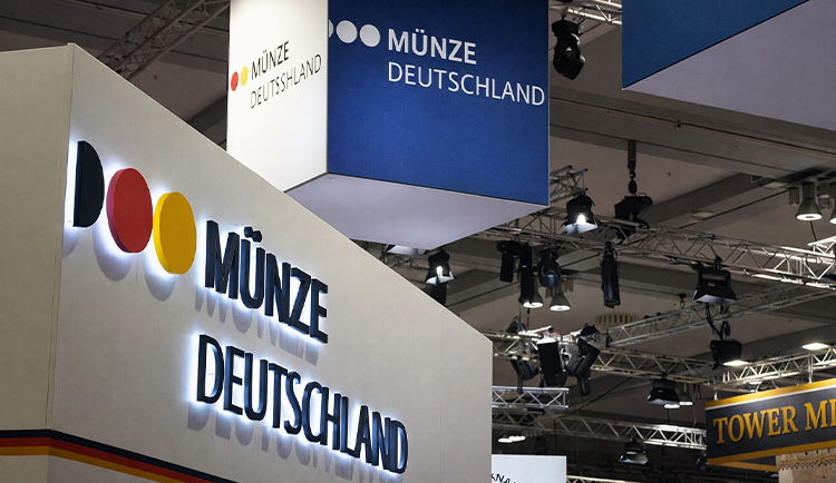 Blick in die Messehalle auf den Stand der Münze Deutschland bei der World Money Fair 2026